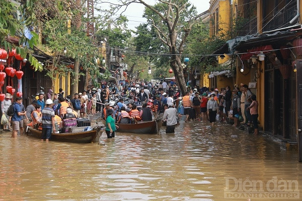 Đối với khu vực bị ngập úng nặng, mọi hoạt động kinh doanh, sinh hoạt đều tạm dừng.