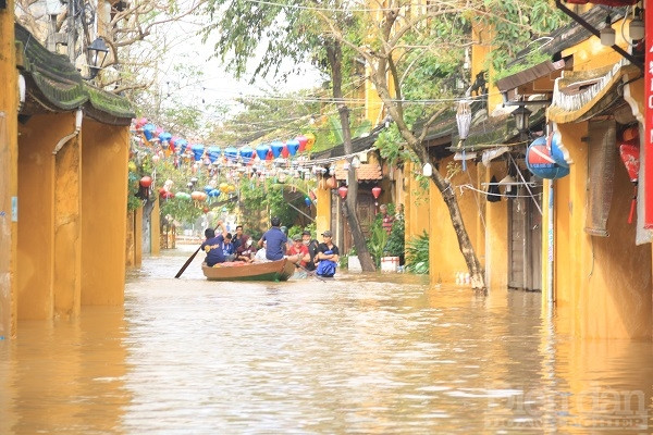 Địa phương tiếp tục tổ chức theo dõi chặt chẽ diễn biến mưa lũ, rà soát chủ động sơ tán Nhân dân ra khỏi các khu vực nguy hiểm, nhất là khu vực có nguy cơ xảy ra ngập sâu, lũ quét, sạt lở đất.