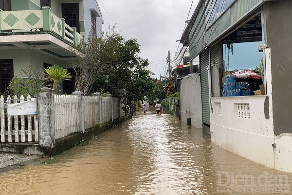 Người dân tại vùng trũng đều di chuyển đến nơi cao ráo hơn.