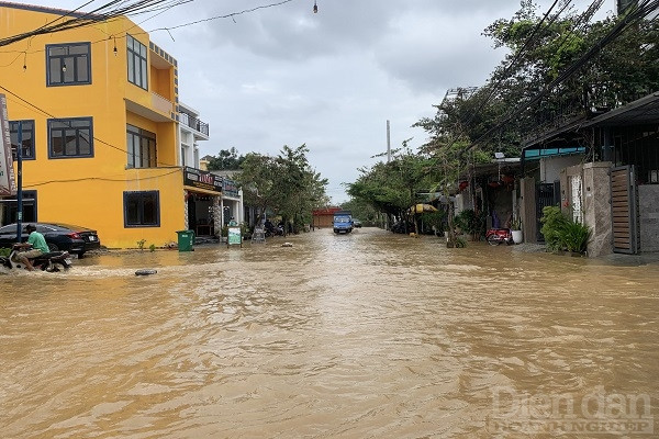 Do ảnh hưởng của mưa lớn cùng với việc thủy điện xả lũ, TP Hội An bị ngập sâu tại nhiều khu vực.