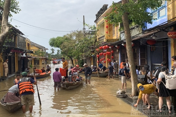 Phần lớn các hộ kinh doanh tại khu phố cổ Hội An đều đã di dời tài sản ra bên ngoài tránh thiệt hại.