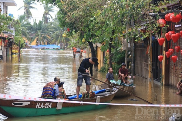 Việc di chuyển của người dân chỉ có thể sử dụng các loại thuyền nhỏ.