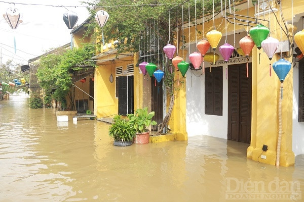 Trước khi nước lên, mọi tài sản đều được kê cao, đến khi nước rút, các hộ này sẽ huy động toàn bộ nhân viên để dọn dẹp, kinh doanh trở lại.