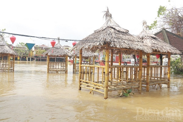 Khu vực hát bài chòi, địa điểm vui chơi của du khách khi đến Hội An đã bị nước phũ qua.