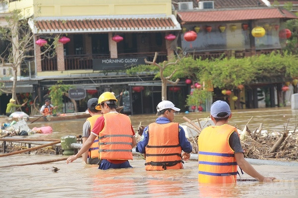 Số lượng rác lớn, chủ yếu là từ cây cối từ thượng nguồn chảy về.