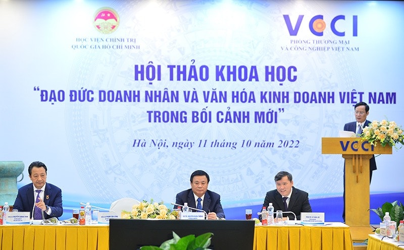 Đồng chí Nguyễn Xuân Thắng - Ủy viên Bộ Chính trị, Giám đốc Học viện Chính trị Quốc gia Hồ Chí Minh, Chủ tịch Hội đồng Lý luận Trung ương (ngồi giữa) chủ trì hội thảo