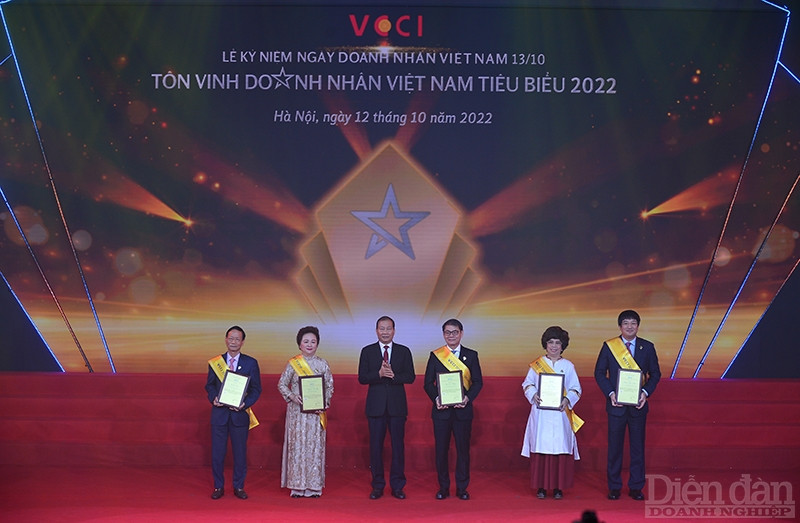 Ông Hoàng Quang Phòng, Phó chủ tịch Liên đoàn Thương Mại và Công nghiệp Việt Nam (VCCI) đã trao tặng danh hiệu tôn vinh 6 doanh nhân có thành tích xuất sắc trong công tác phòng chống dịch tại Việt Nam.