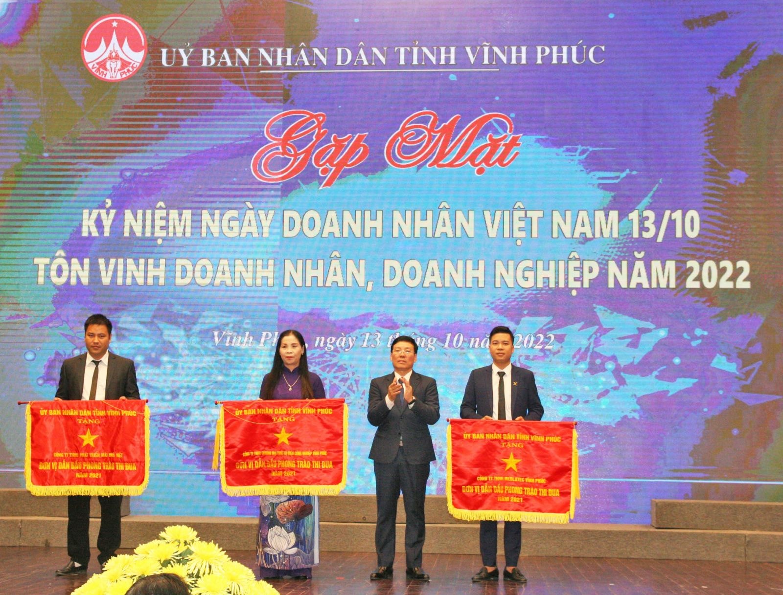 Lãnh đạo tỉnh tặng Cờ đơn vị dẫn đầu phong trào thi đua năm 2021