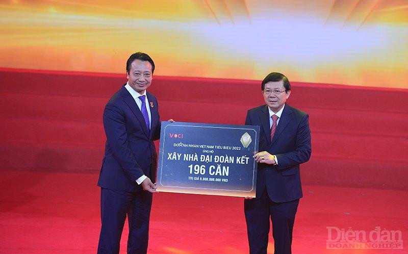 Ông Nguyễn Quang Vinh - Phó Chủ tịch VCCI trao Nhà Đại đoàn kết ủng hộ các hộ nghèo cho ông Nguyễn Hữu Dũng - Phó Chủ tịch Uỷ ban Trung ương Mặt trận Tổ quốc Việt Nam do các doanh nhân tiêu biểu ủng hộ.