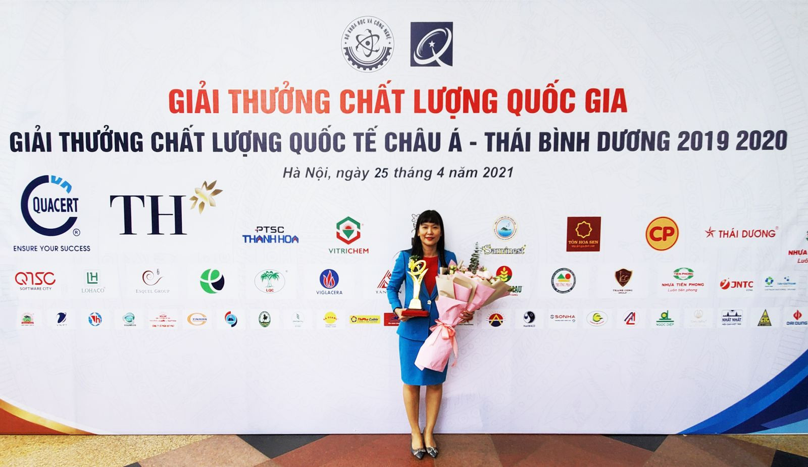 Công ty Cổ phần Nước giải khát Yến sào Khánh Hòa nhận Cúp vàng vì sức khỏe cộng đồng