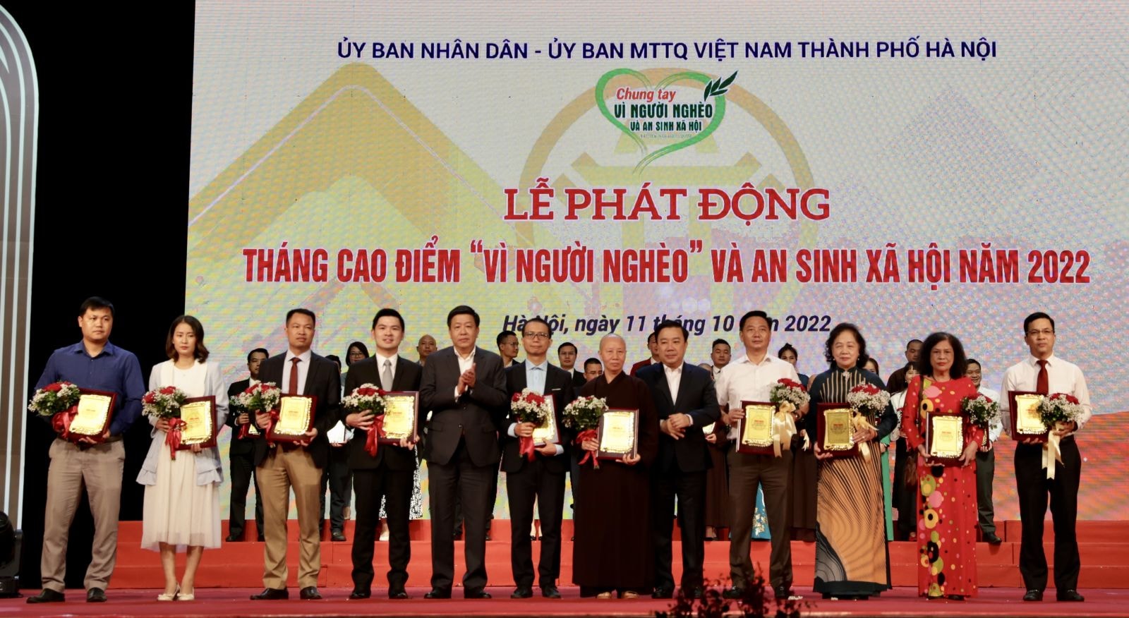 Ông Đỗ Vinh Quang – Phó Chủ tịch HĐQT Tập đoàn T&T Group (thứ tư từ trái sang) nhận bằng vinh danh của UBND - Ủy ban MTTQ Việt Nam thành phố Hà Nội vì những đóng góp tích cực trong công tác giảm nghèo và an sinh xã hội của thành phố