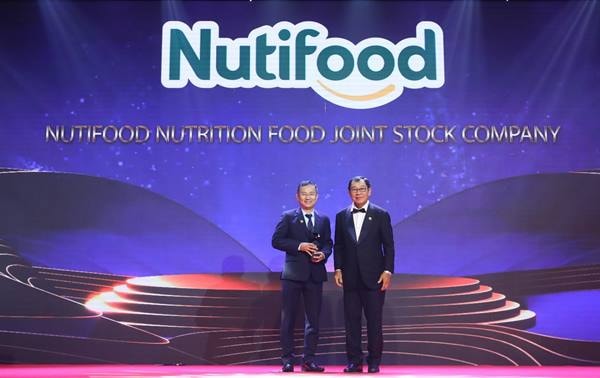Nutifood lập “cú đúp” giải thưởng “Doanh nghiệp xuất sắc” và “Thương hiệu truyền cảm hứng” tại APEA 2022.