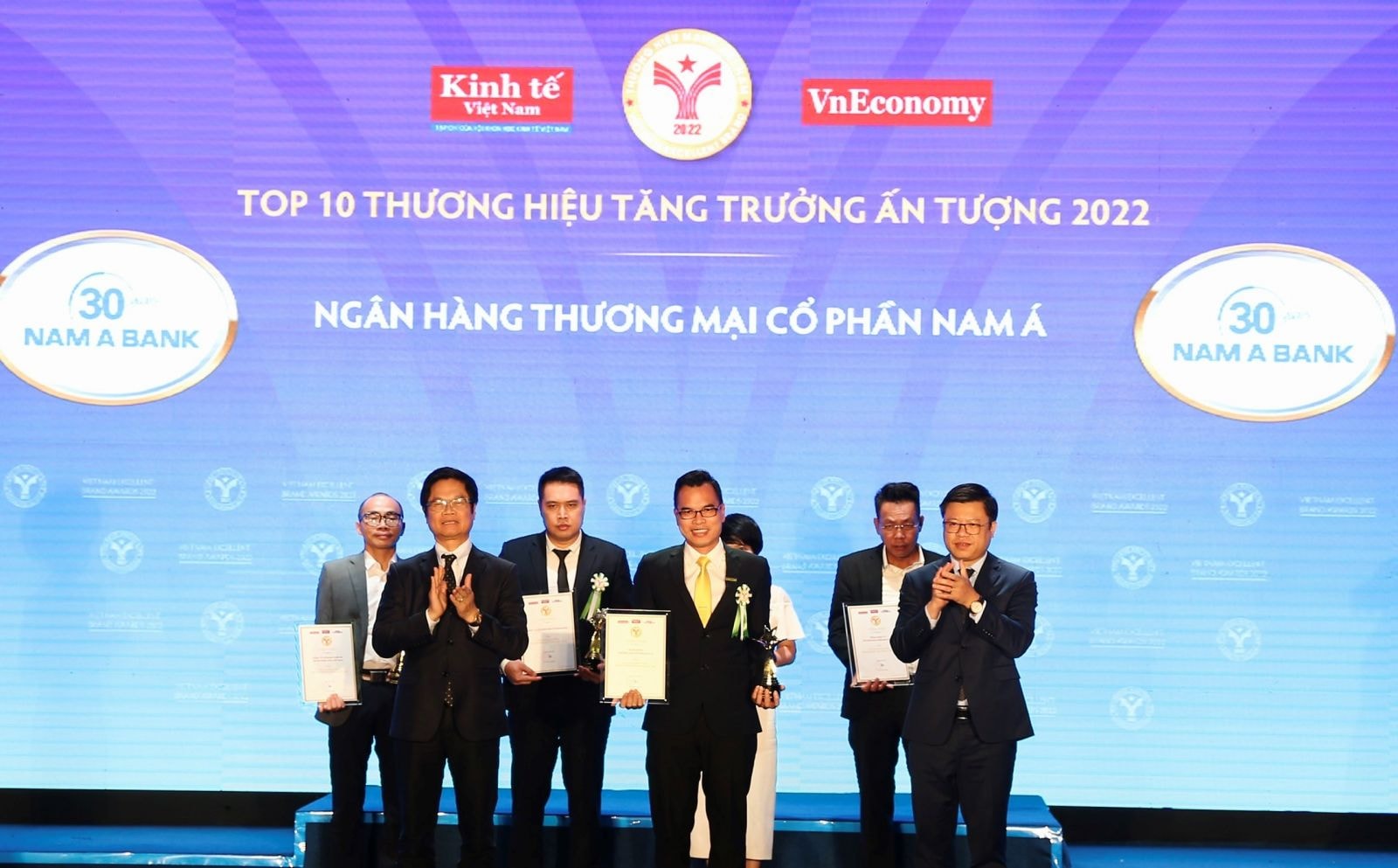 Nam A Bank vinh dự nhận giải thưởng “Top 10 thương hiệu tăng trưởng ấn tượng 2022”.