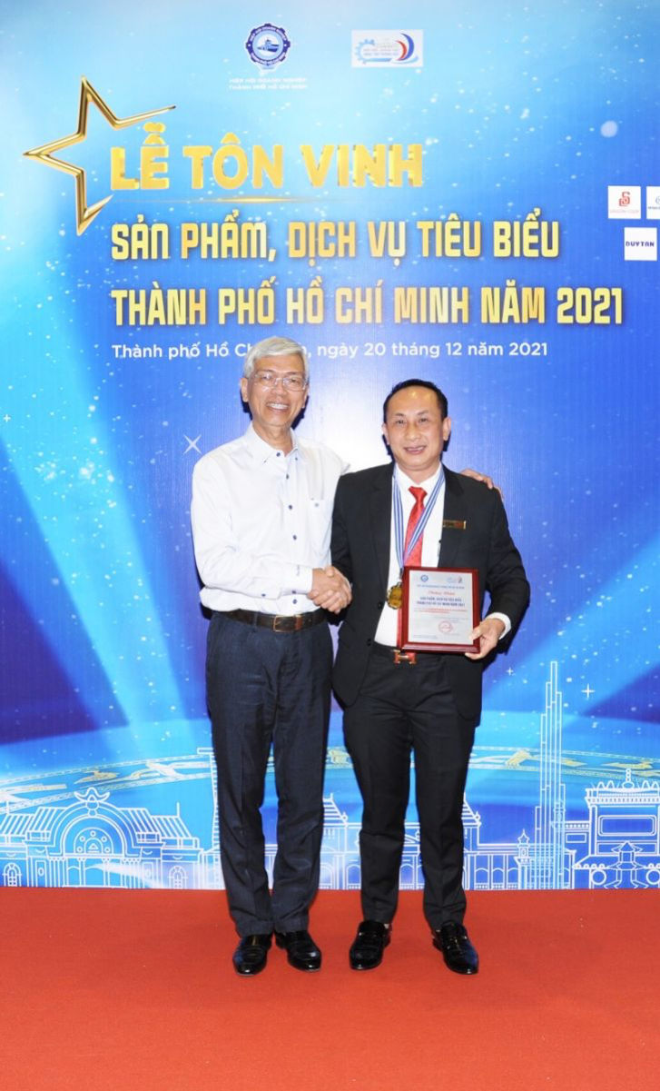 Phó Chủ tịch UBND TPHCM Võ Văn Hoan chúc mừng Vina CHG nhận danh hiệu Sản phẩm, dịch vụ tiêu biểu TPHCM 2021