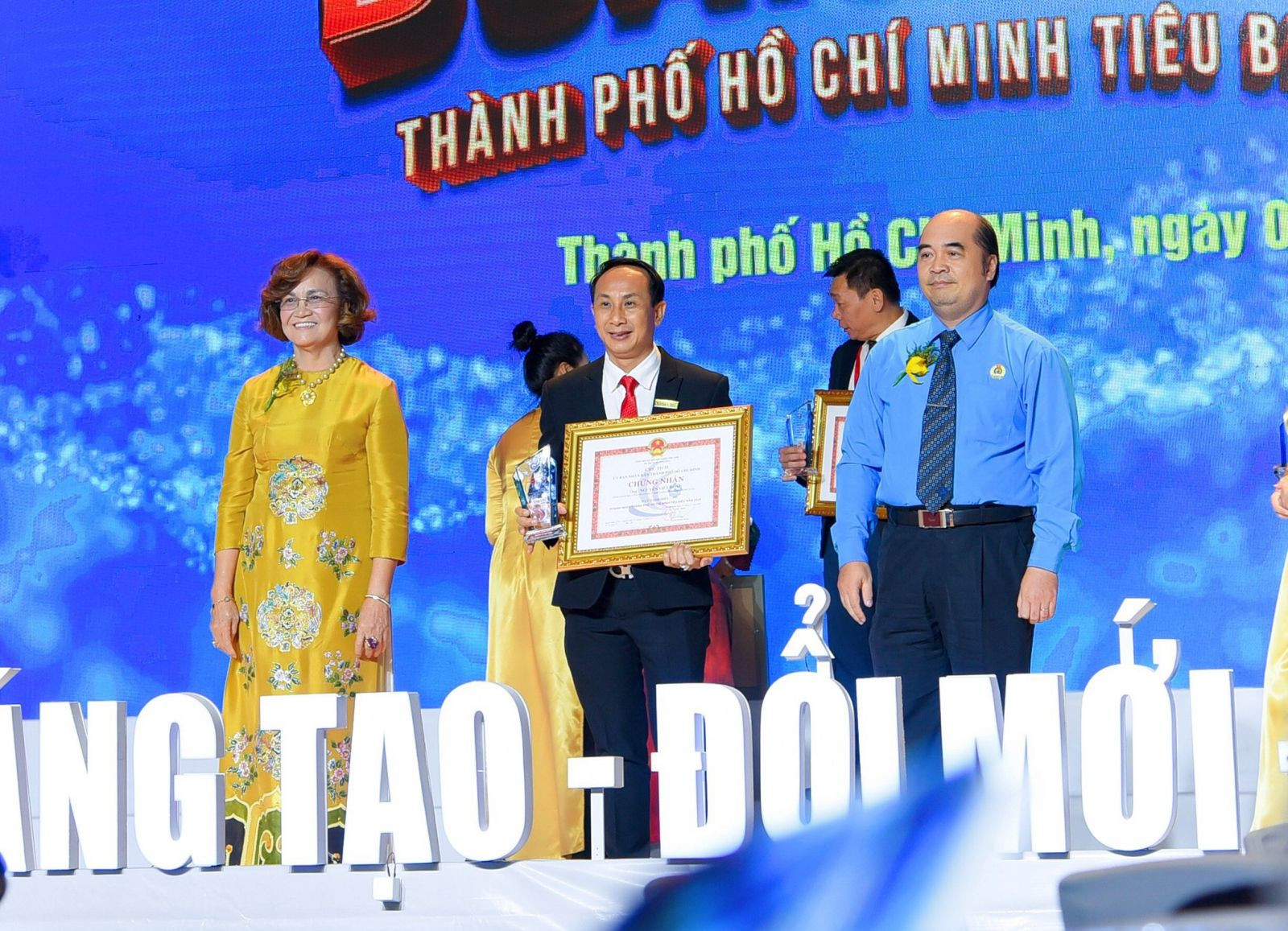 Ông Nguyễn Viết Hồng nhận danh hiệu Top 100 doanh nhân tiêu biểu TP HCM nămp/2020