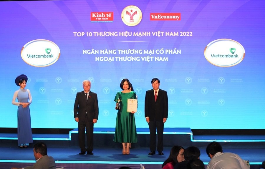 Đại diện Vietcombank, bà Phùng Nguyễn Hải Yến - Phó Tổng giám đốc nhận biểu trưng “Thương hiệu Mạnh Việt Nam năm 2022” từ Ban tổ chức chương trình