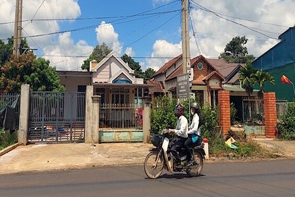 Những căn nhà lấn chiếm dọc Quốc lộ 27 chưa bị giải toả khiếun nhiều người làm đơn kiến nghị.