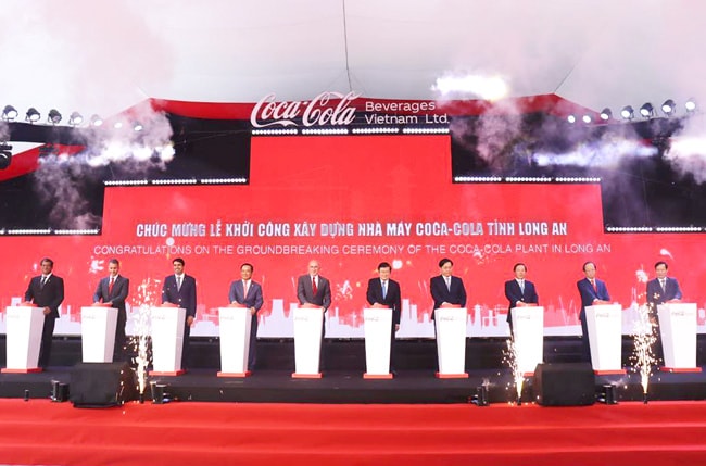 Nghi thức bấm nút khởi công xây dựng nhà máy Coca-Cola Việt Nam tại tỉnh Long An