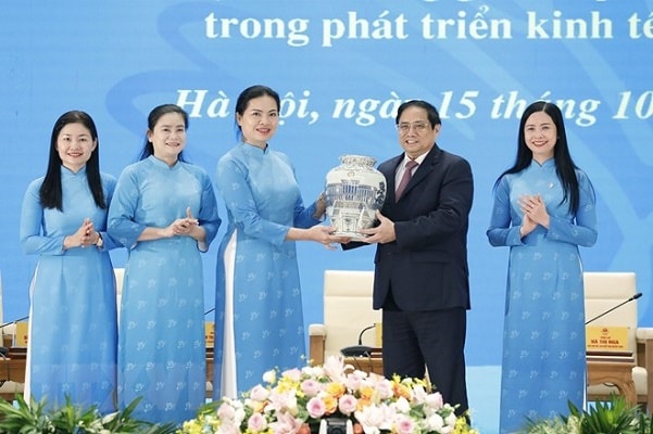 Thủ tướng Phạm Minh Chính tặng quà cho đại diện 