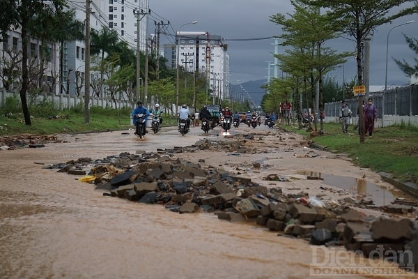 Việc ngập úng cục bộ đã ảnh hưởng nhiều đến sinh hoạt của người dân trên toàn địa bàn.