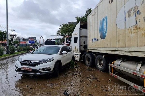 Nhiều phương tiện vẫn chưa được mang đi sửa chữa vì các địa điểm sửa xe cũng đang trong tình trạng quá tải.