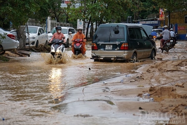 Sình lầy gây ô nhiễm môi trường, hiện các lực lượng chức năng đang nỗ lực khắc phục hậu quả.