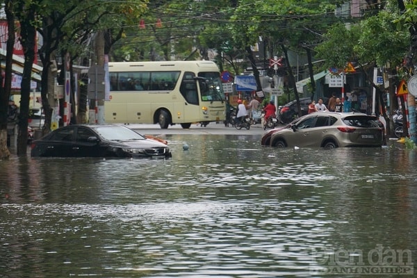 Theo ghi nhận, có nơi ngập sâu đến hơn 1m trong khu vực thành thị, đối với các vùng trũng ngoại ô mức nước ngập có thể cao từ 2-3m.