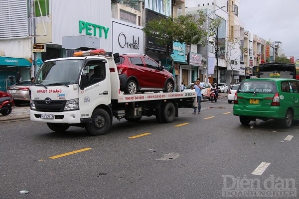 Nhiều người dân cho biết, mưa lớn đã gây ngập nặng tại khu vực Lê Duẩn khiến đường bị tắc, nước ngập vào xe khiến xe chết máy trong đêm 14/10. Đến sáng 15/10, họ phải chờ xe cứu hộ đến “giải cứu”.