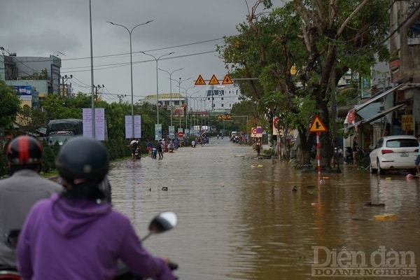 Một số khu vực vẫn bị ngập úng sau nhiều giờ bớt mưa.