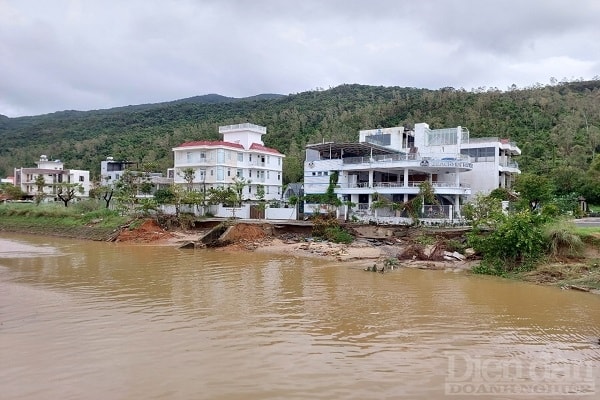 Tại khu vực quận Sơn Trà, tuyến đường Hoàng Sa bị sụt lún nghiêm trọng, gây đứt gãy mặt đường nhiều đoạn khiến giao thông từ tuyến đường này dẫn lên bán đảo Sơn Trà ách tắc hoàn toàn.