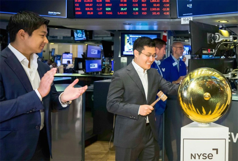 Jasper Lau (trái) và CEO FiscalNote Tim Hwang tại Sàn chứng khoán New York. Ảnh: New York Stock Exchange.