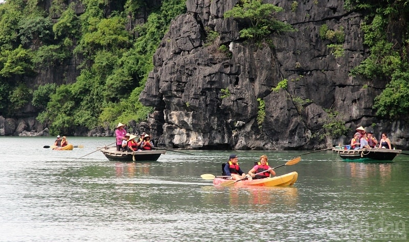 Sau hơn 2 năm bị ảnh hưởng của dịch COVID-19, ngành du lịch Quảng Ninh đã có mức tăng trưởng ấn tượng với những con số “thần kỳ” mà trước đó tưởng như rất khó để chạm đến (ảnh Lê Cường)