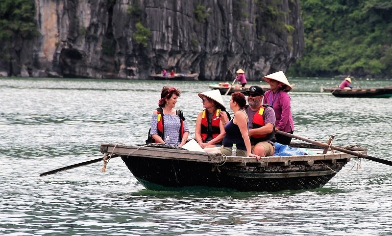 Chèo thuyền trên Vịnh Hạ Long