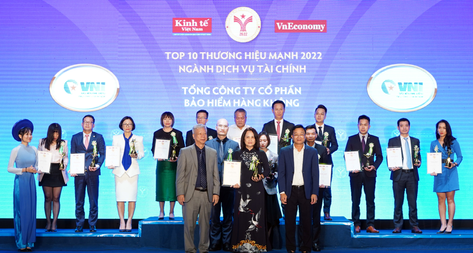 Bà Lê Thị Hà Thanh - Chủ tịch HĐQT VNI nhận cup Top 10 Thương hiệu mạnh ngành dịch vụ tài chính 2022 