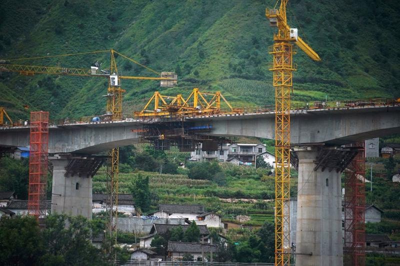 Một cây cầu đang được xây dựng tại tỉnh Tứ Xuyên. (Ảnh: Reuters).