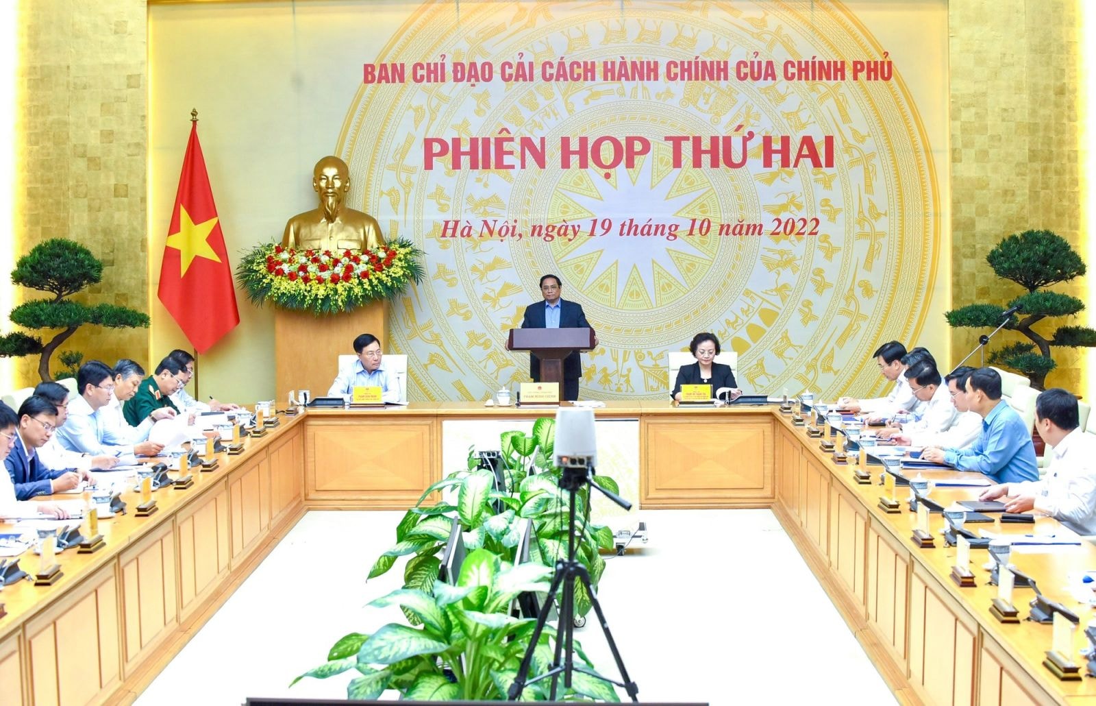 Thủ tướng đề nghị các bộ, ngành, địa phương tập trung triển khai 8 nhóm nhiệm vụ trọng tâm - Ảnh: VGP/Nhật Bắc