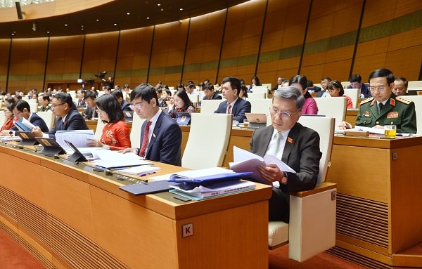 Thị trường chứng khoán, trái phiếu doanh nghiệp, bất động sản, vàng tiềm ẩn nhiều rủi ro. Ảnh: QH