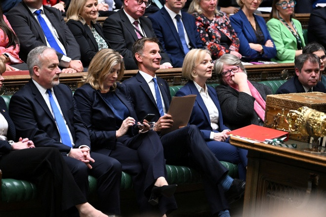 Bộ trưởng Tài chính Jeremy Hunt, bên cạnh Thủ tướng Liz Truss và Lãnh đạo Hạ viện Penny Mordaunt, tại một cuộc họp của Hạ viện. Ảnh: Reuters