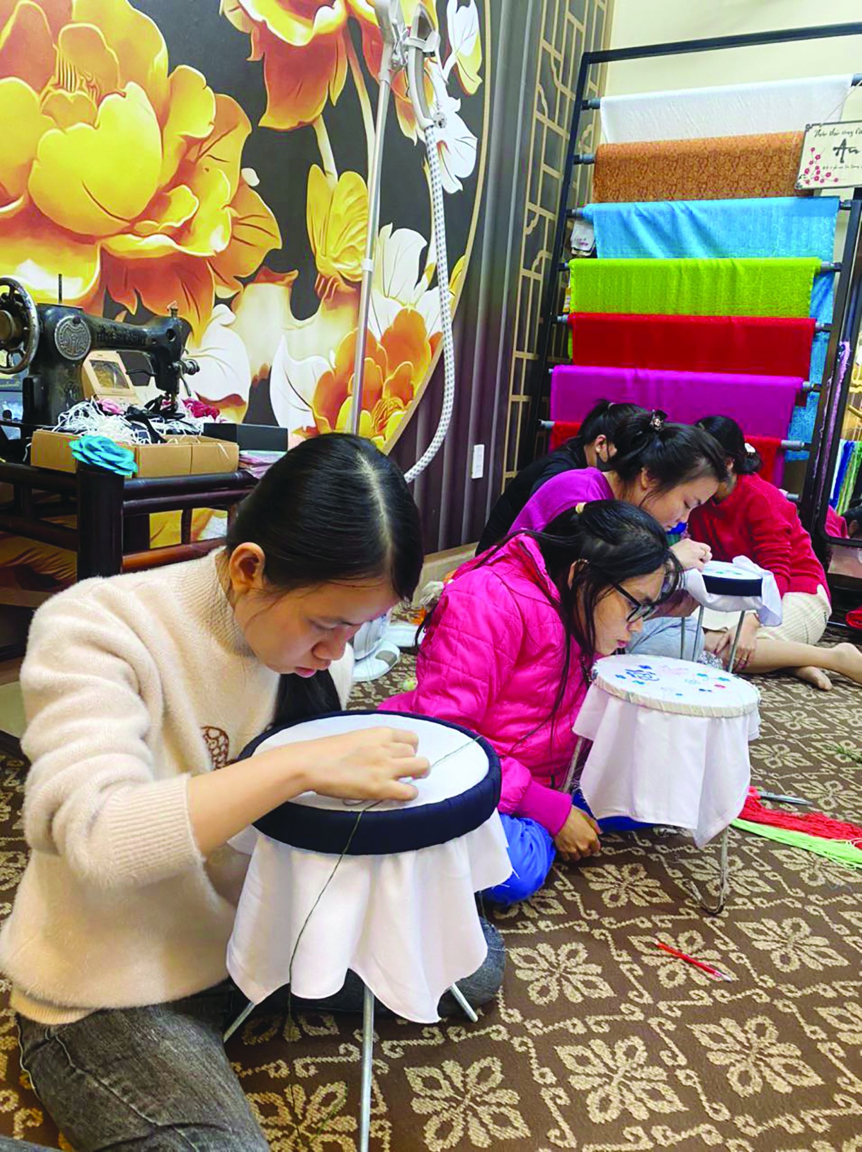  Những chiếc áo dài truyền thống được kết hợp với những họa tiết thêu tay tỉ mỉ và cẩn thận.