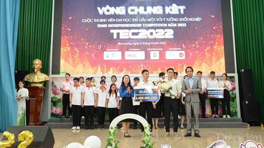 Giải Ba thuộc về dự án TEC14: Robot rác thông minh T&V