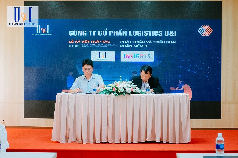 Đại diện Công ty CP Logistics U&I và Công ty CP công nghệ Insights thực hiện nghi thức ký kết hợp tác