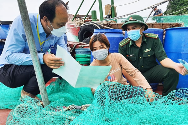 p/Lực lượng chức năng tuyên truyền ngư dân về khai thác thủy sản bất hợp pháp, không theo quy định IUU.p/Ảnh: T. Thủy