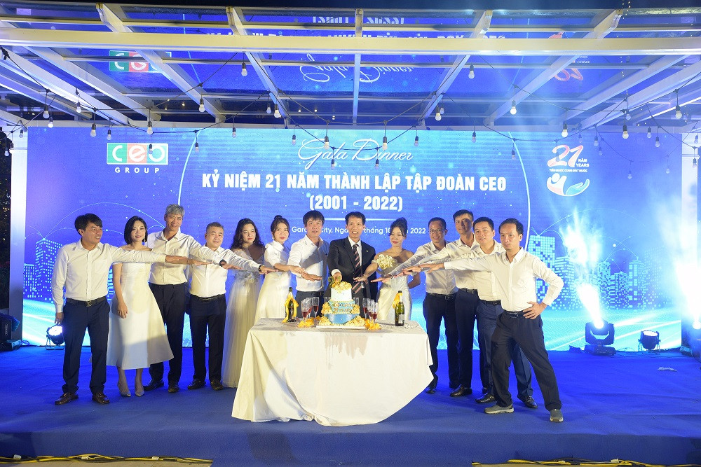 Nghi thức cắt bánh, mở sâm panh chúc mừng Tập đoàn CEO tròn 21 năm hoạt động