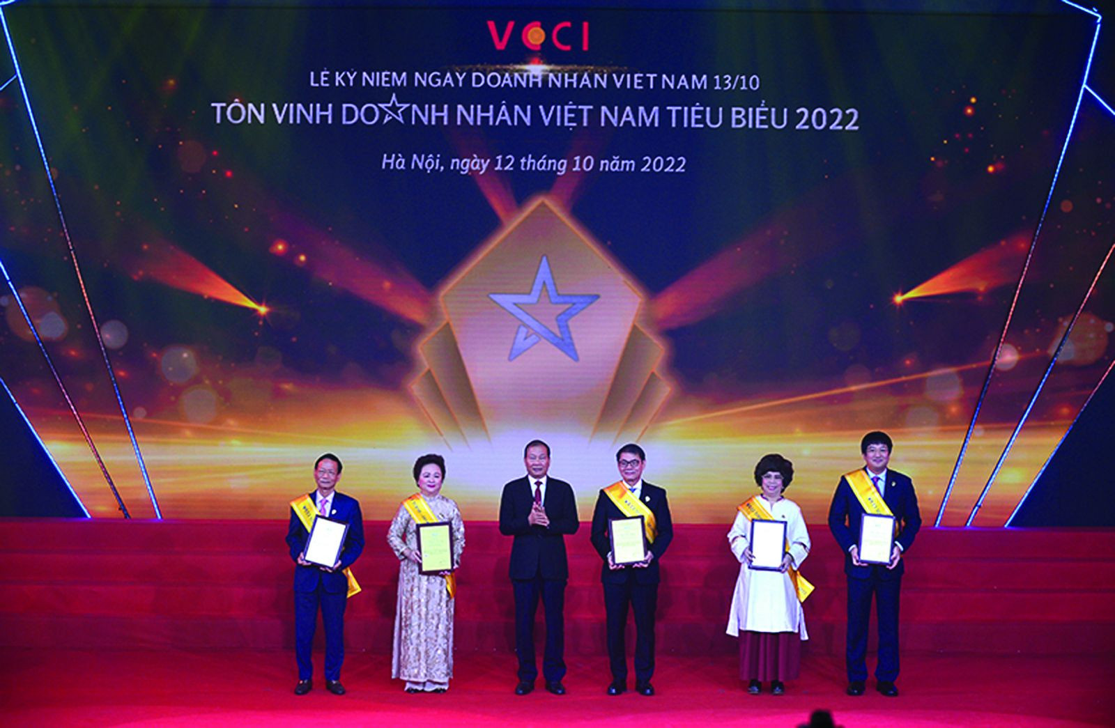  Ông Hoàng Quang Phòng, Phó Chủ tịch Liên đoàn Thương mại và Công nghiệp Việt Nam (VCCI) trao tặng danh hiệu tôn vinh 6 doanh nhân có thành tích xuất sắc trong công tác phòng chống dịch tại Việt Nam.