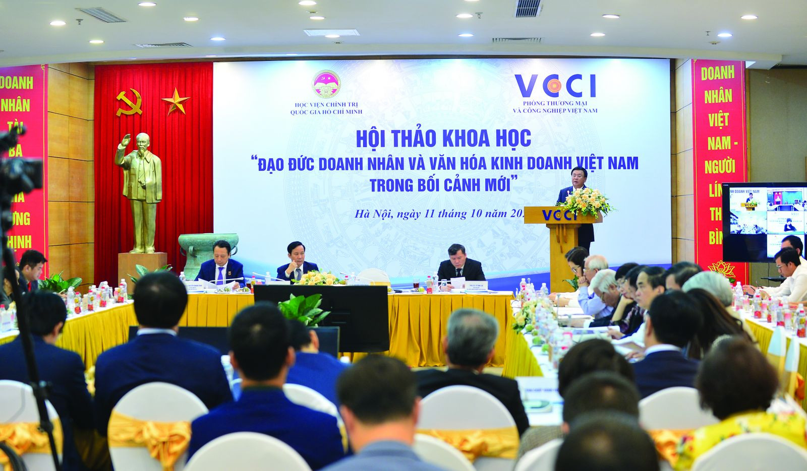  Hội thảo khoa học “Đạo đức doanh nhân và văn hóa kinh doanh Việt Nam trong bối cảnh mới” do Học viện Chính trị quốc gia Hồ Chí Minh phối hợp với Liên đoàn Thương mại và Công nghiệp Việt Nam (VCCI) tổ chức. Ảnh: Quốc Tuấn