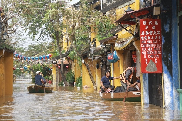 Phố cổ Hội An chịu cảnh ngập lụt nặng nề vào mùa mưa lũ.