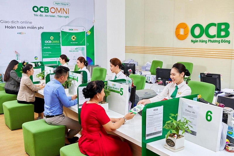 Giao dịch ngân hàng tại OCB. (Ảnh: OCB)