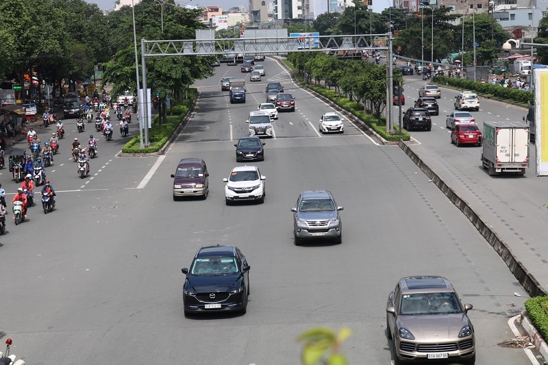 Chủ tịch UBND TP. Hà Nội đề xuất, xem xét quy định trong Luật hay Nghị định việc mỗi ôtô có mã định danh riêng, mỗi xe phải có một thẻ và số dư trong tài khoản - Ảnh minh họa: NLĐ