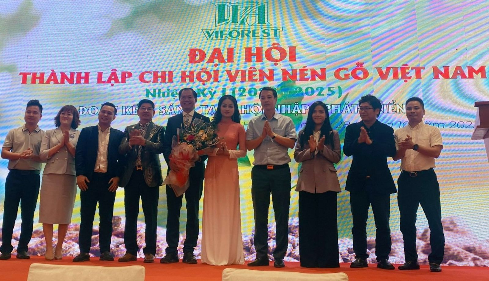 Các thành viên Ban Chấp hành Chi hội viên nén gỗ