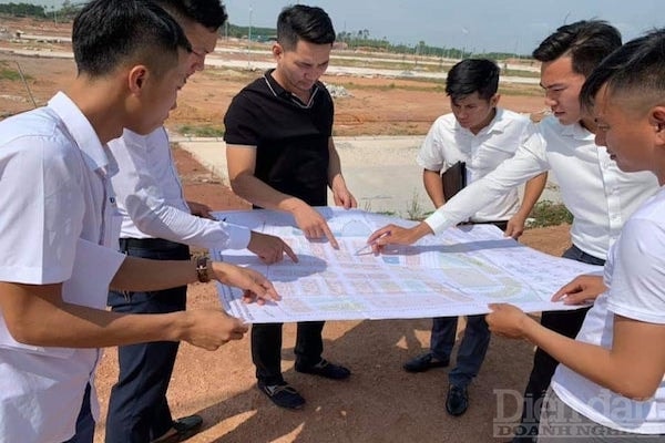 gần đây có hiện tượng giá đất đai nhảy múa, tăng vọt. Ông Nguyễn Văn Đính, Chủ tịch Hội Môi giới BĐS Việt Nam nhận định, một trong những nguyên nhân là do những nhà đầu cơ, nhà môi giới hoạt động không chuyên nghiệp. Thậm 